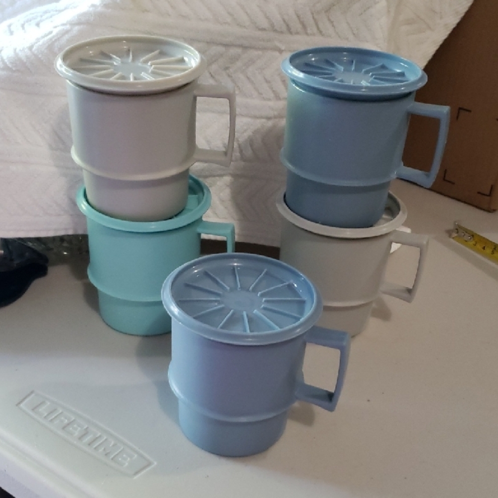 TUPPERWARE 5 Mugs And 5 tops